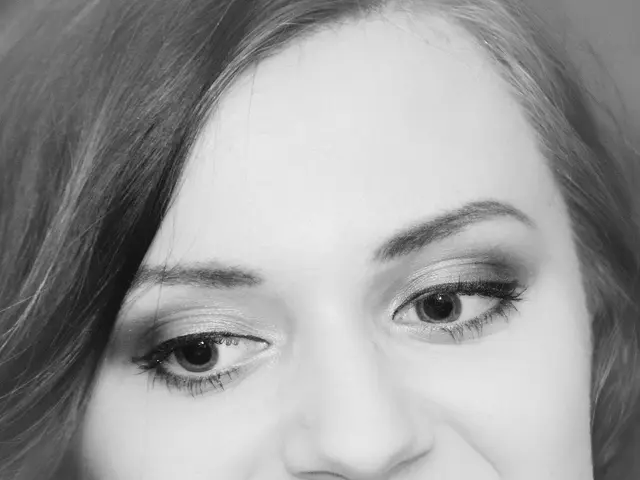 Subtle Indications That Somebody Is Insincerely Pretending to Appreciate You