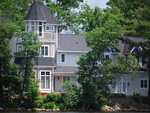 Reconstructing traditional New Zealand homes (whare)