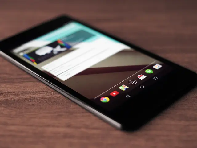 In this image on a table there is a mobile phone.